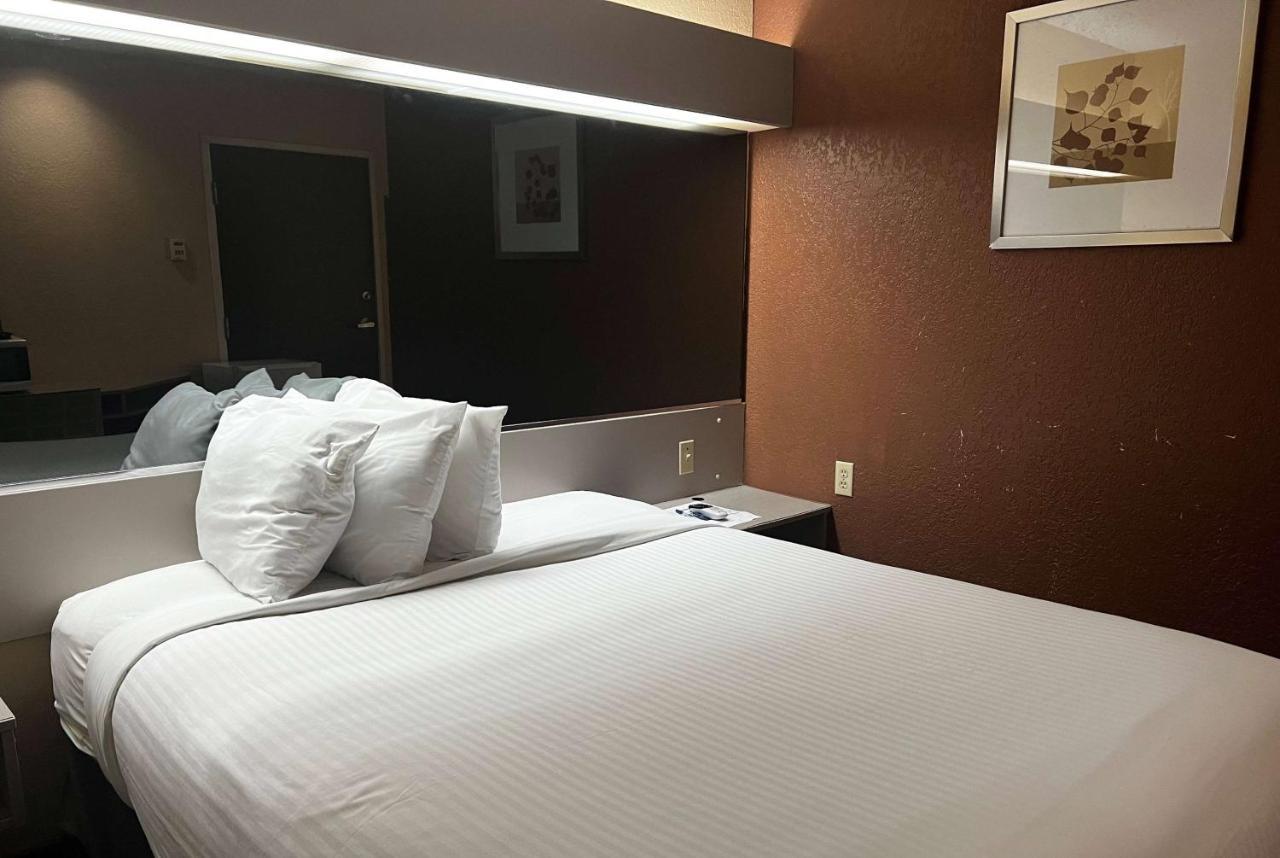Microtel Inn & Suites By Wyndham Houston/Webster/Nasa/Clearlake Nassau Bay Ngoại thất bức ảnh
